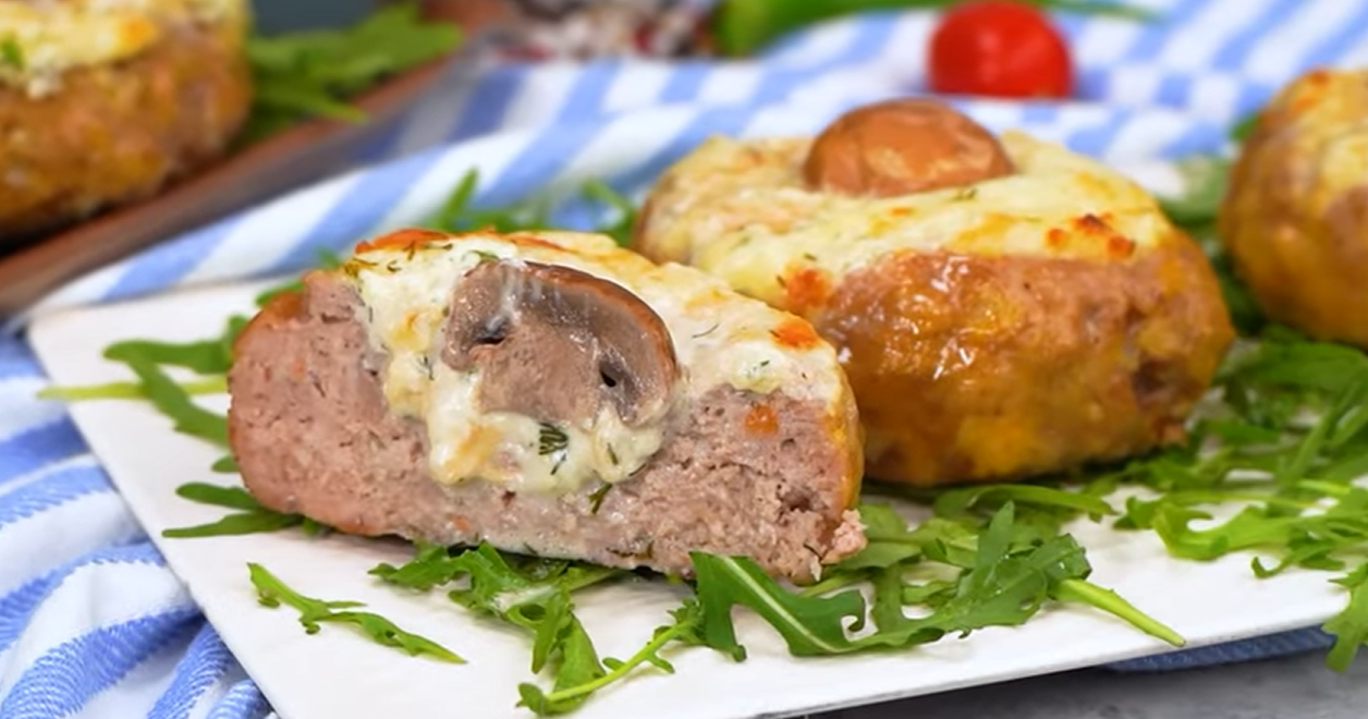 Гнездо из мясного фарша с грибами, креативный рецепт.