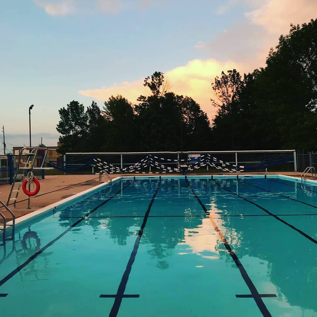 Самые сказочные плавательные бассейны по всей Канаде, где можно освежиться этим летом.