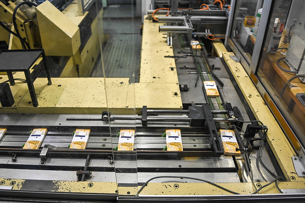 В России началось производство новых купюр номиналом 100 рублей.