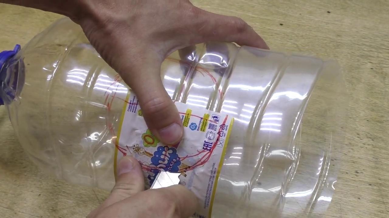 Самодельное приспособление из пластиковой бутылки для быстрого сбора фруктов