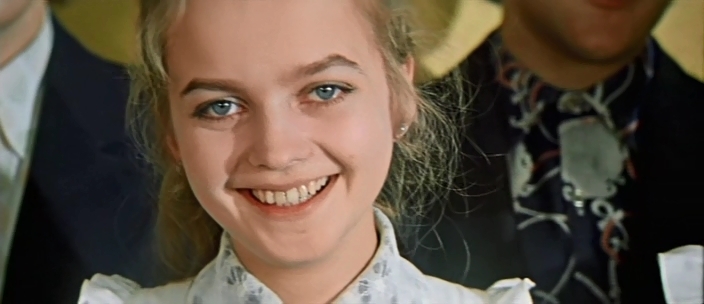 Розыгрыш фильм психологическая драма, или детское кино. Когда уйдем со школьного двора, кто исполнял этот вальс в фильме, молодой Харатьян и Вавилова