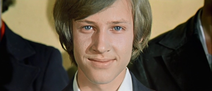 Розыгрыш фильм психологическая драма, или детское кино. Когда уйдем со школьного двора, кто исполнял этот вальс в фильме, молодой Харатьян и Вавилова