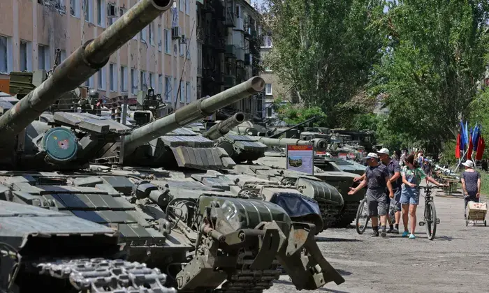 Кадры выставки техники и вооружения украинской армии, оставшейся в Лисичанске после бегства войск.