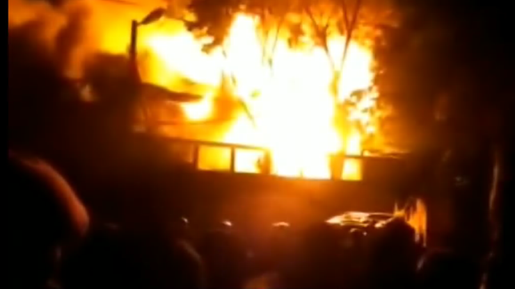 Шри-Ланка. Протесты набирают силу. Дом премьер-министра горит