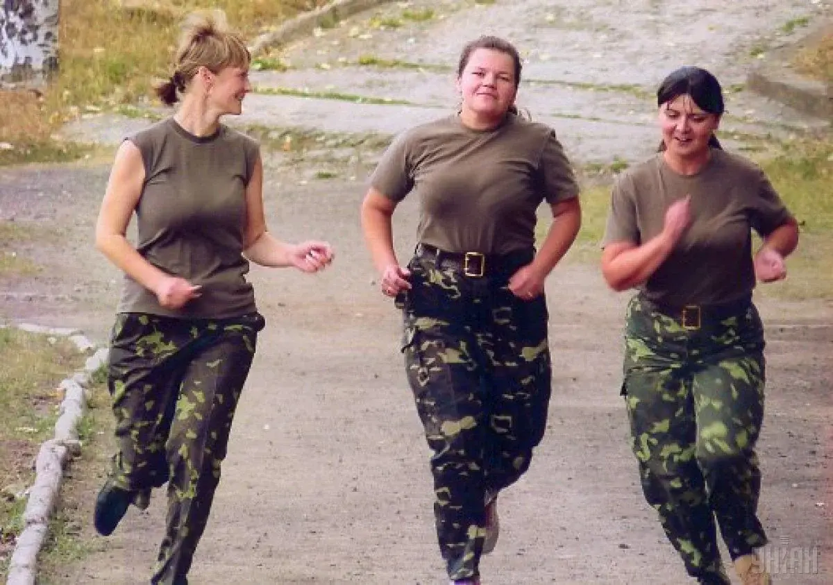 Украина срочно комплектует воинские части поварами, связистами и водителями!!