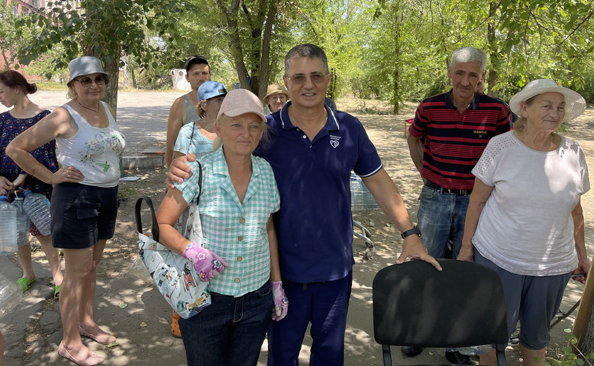 Доктор Александр Мясников в рамках своей поездки в Донбасс встретился и поговорил с жителями Лисичанска