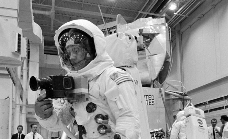 Наконец-то Базз Олдрин раскрыл правду о знаменитой фотографии высадки на луну