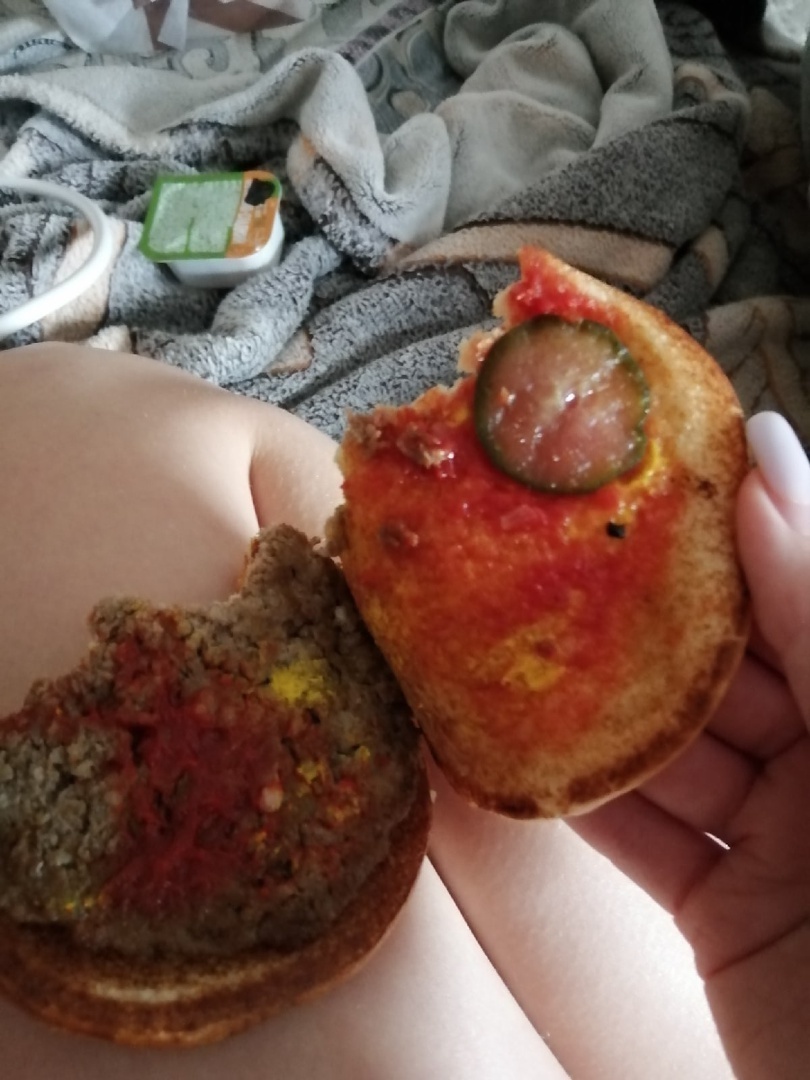 Почему мало начинки в бургерах из ресторанов «Вкусно — и точкa»?