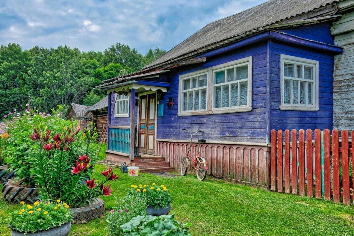 - Ребенку нужна природа, а вы все равно в городе работаете, вот и живите в квартире, - решила все за нас свекровь