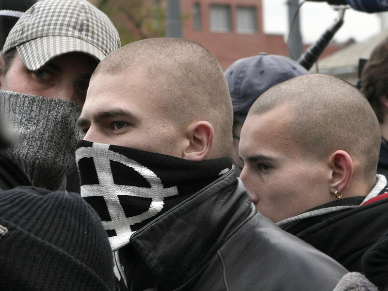 Как в конце 90-х и начале нулевых молодых людей зомбировали лжепатриотизмом под разными соусами: ультраправые скинхеды и фанаты разных мастей