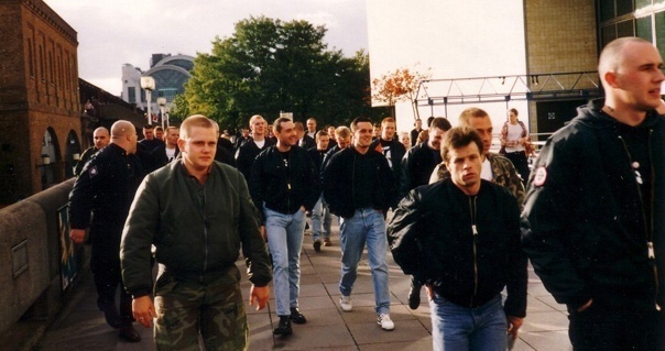 Как в конце 90-х и начале нулевых молодых людей зомбировали лжепатриотизмом под разными соусами: ультраправые скинхеды и фанаты разных мастей