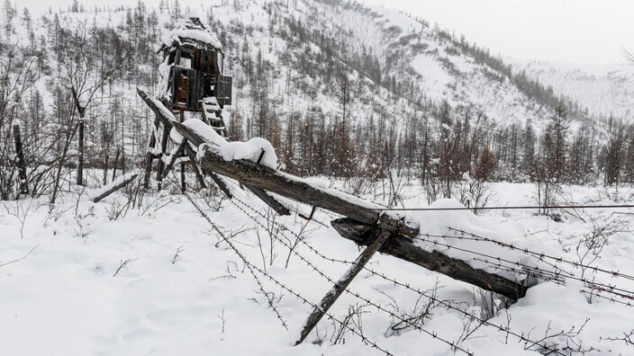 Сибирь принадлежит России и имеет площадь более десяти миллионов квадратных километров- это больше, чем любая другая страна на Земле.