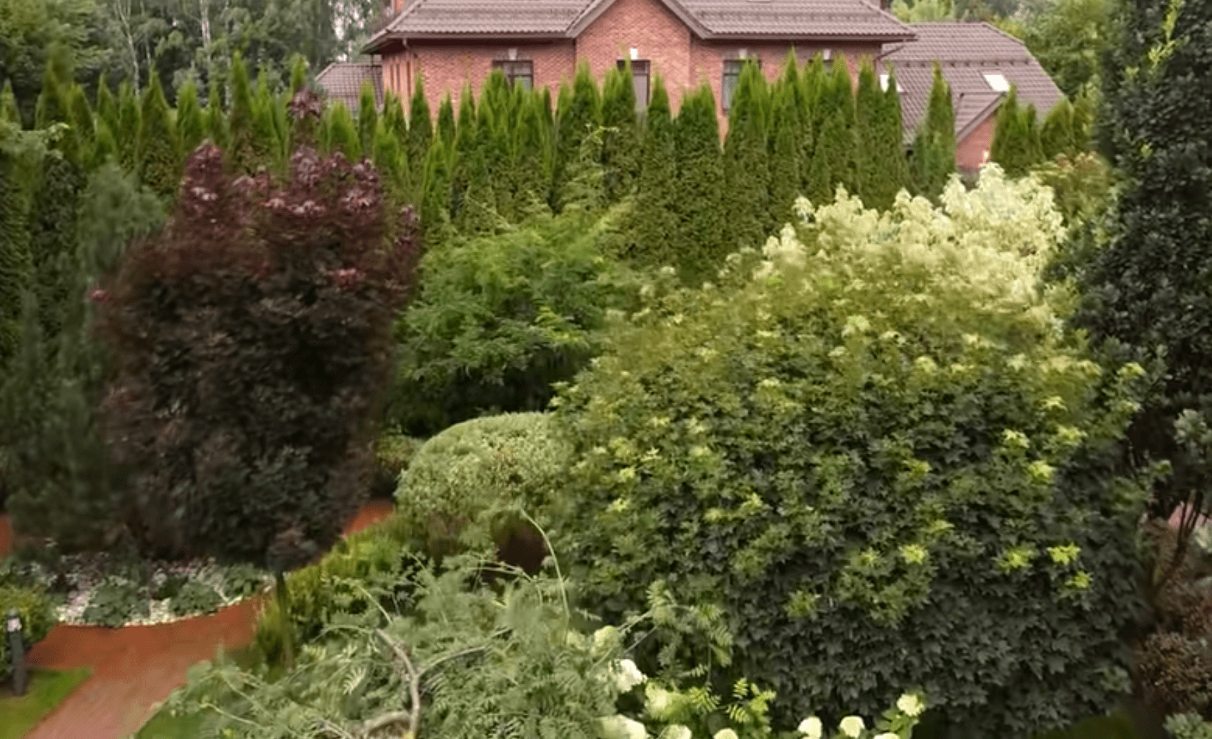 Неповторимый ландшафт в саду