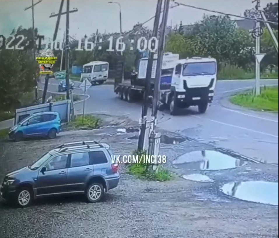 В Тулуне на девушку, шедшую по улице, упал столб.