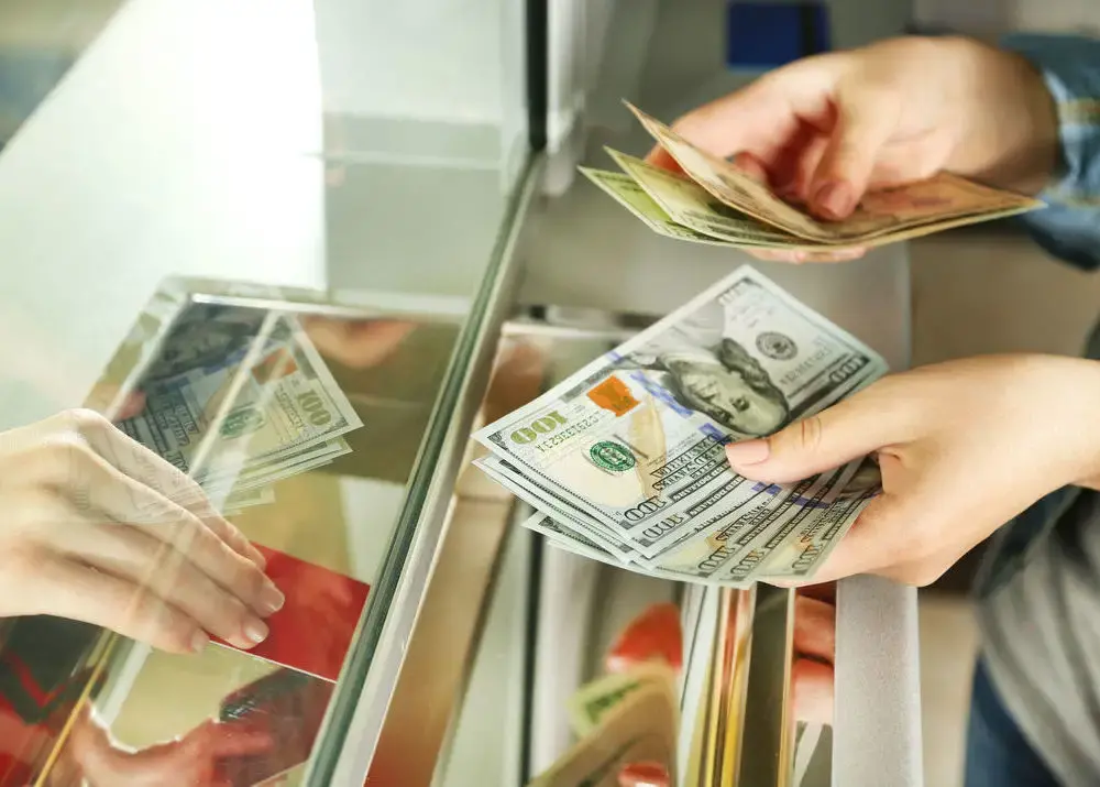 Как вывести деньги с электронных кошельков на банковские карты без комиссии?