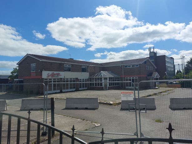 Добро пожаловать на снос бывшего ресторана и ночного клуба порта Элсмир в Центральной Англии или для чего у них сносят классные здания.