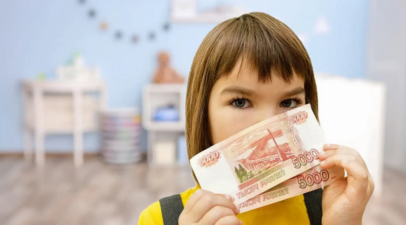 Школьные выплаты по 10000 рублей от Путина: будет ли повтор­ная выплата на ребенка? Кто из детей школьного возраста получит деньги в августе 2022?