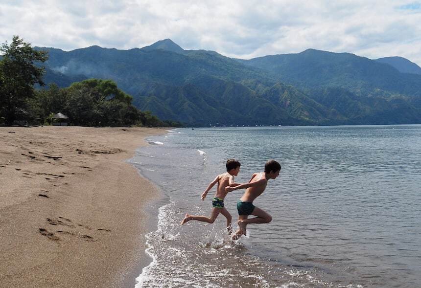 Прежде чем ослепнуть, эти дети видят самые удивительные достопримечательности в мире.