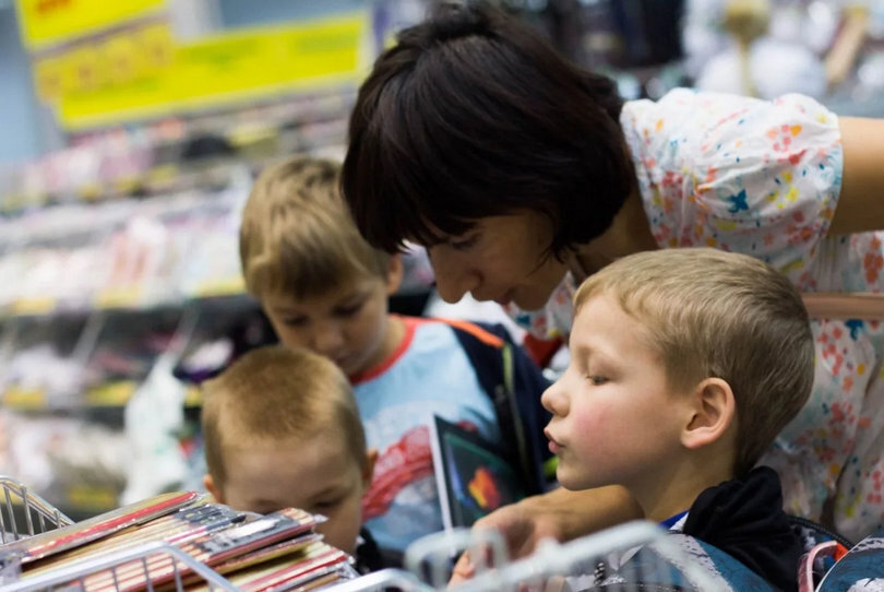 Школьные выплаты на детей в августе 2022 года: кому начислят по 10000 рублей? Когда ждать поступление денег школьникам? Последние новости