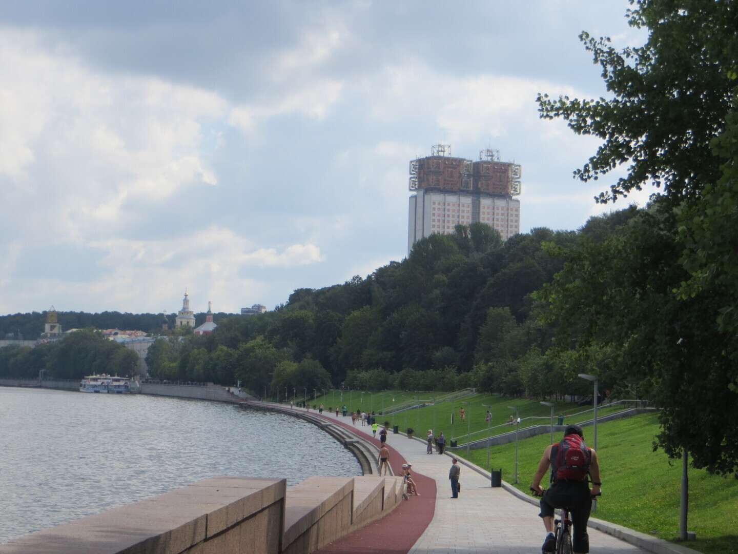 Прогулки по Москве: столичные набережные, строгие и не очень