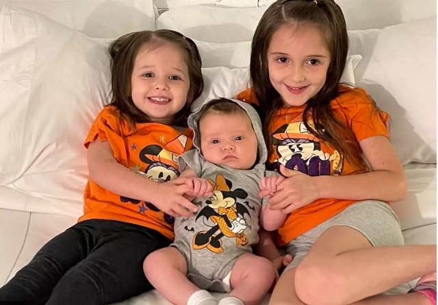 3 сестры родились в один и тот же день с разницей в 3 года.