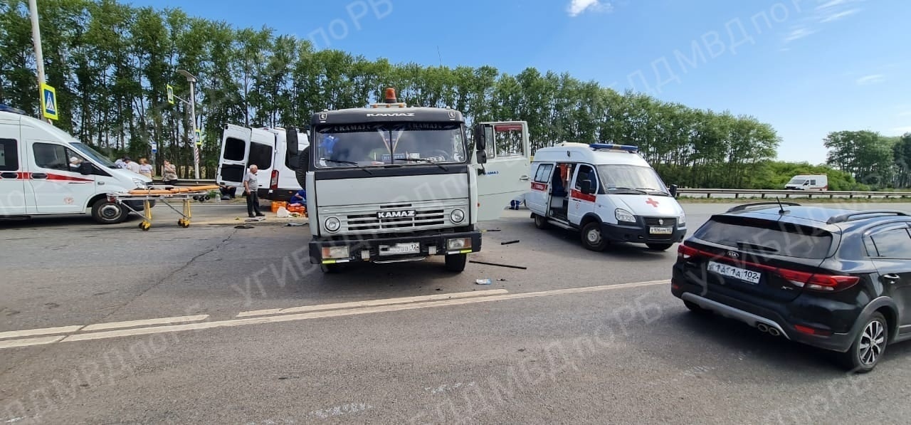 Авария на дороге! Микроавтобус врезался в стоящий "Камаз". Погибли люди!