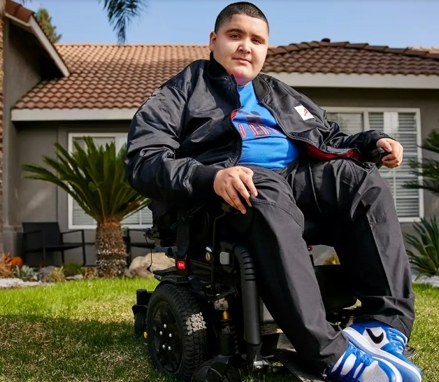 Подросток с мышечной дистрофией Дюшенна воплотил в жизнь мечту о создании собственных кроссовок.