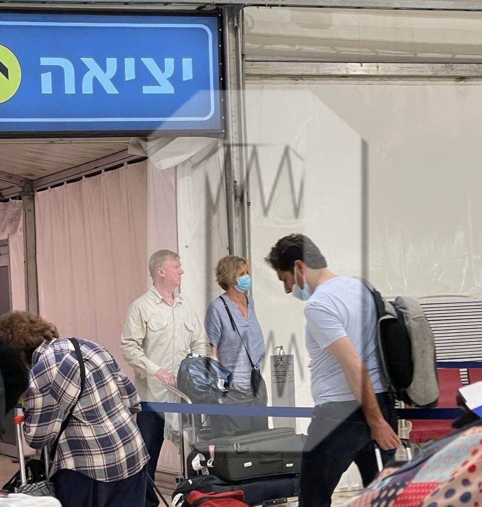 Чубайс с женой прилетели в Израиль