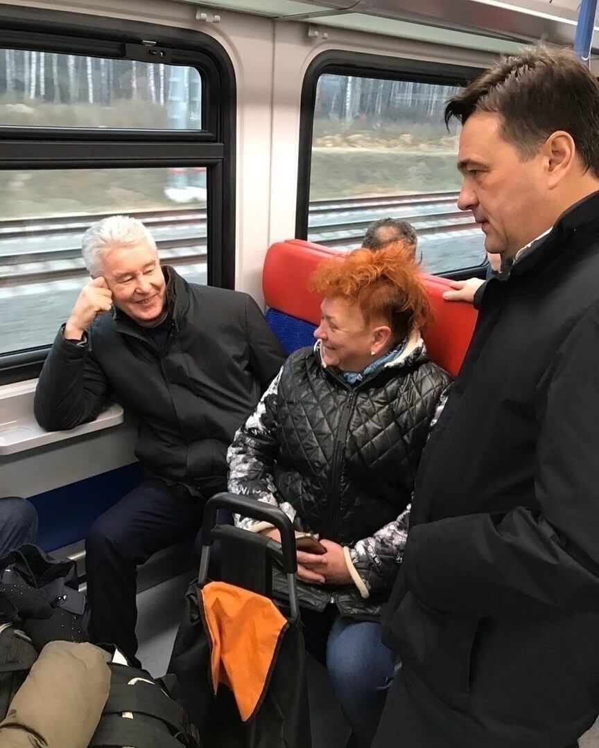 Разные люди - выразительные лица в метро