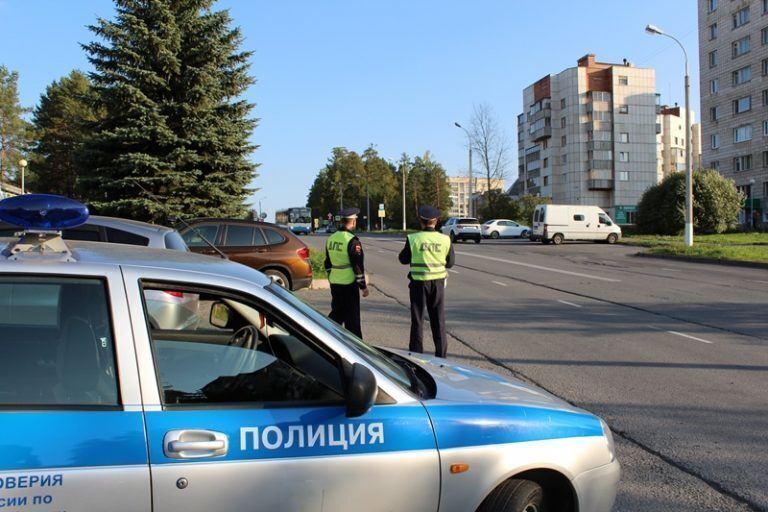 Сотрудник ДПС остановил авто: а правильно ли он это сделал?