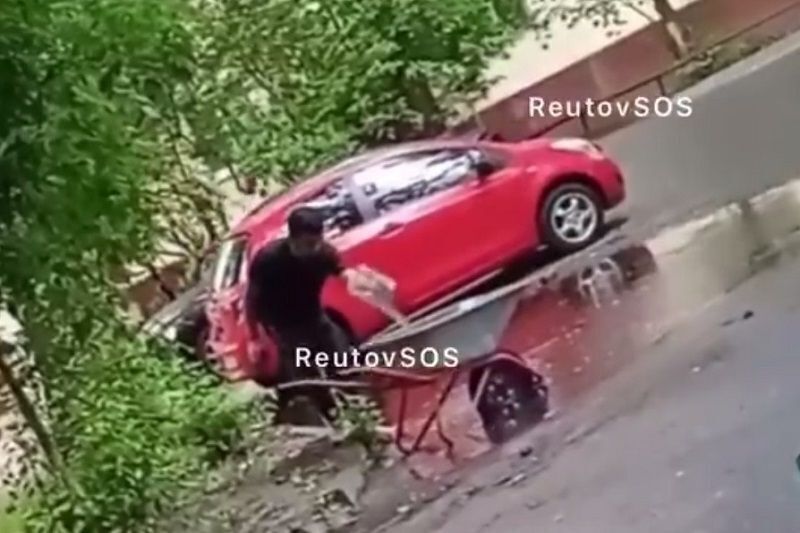 Дворник, готовый даже на такие экстравагантные методы работы для поддержания чистоты. Видео.