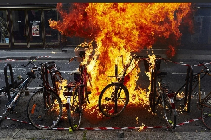 В этом году в Нью-Йорке загорелось более 100 электронных велосипедов.