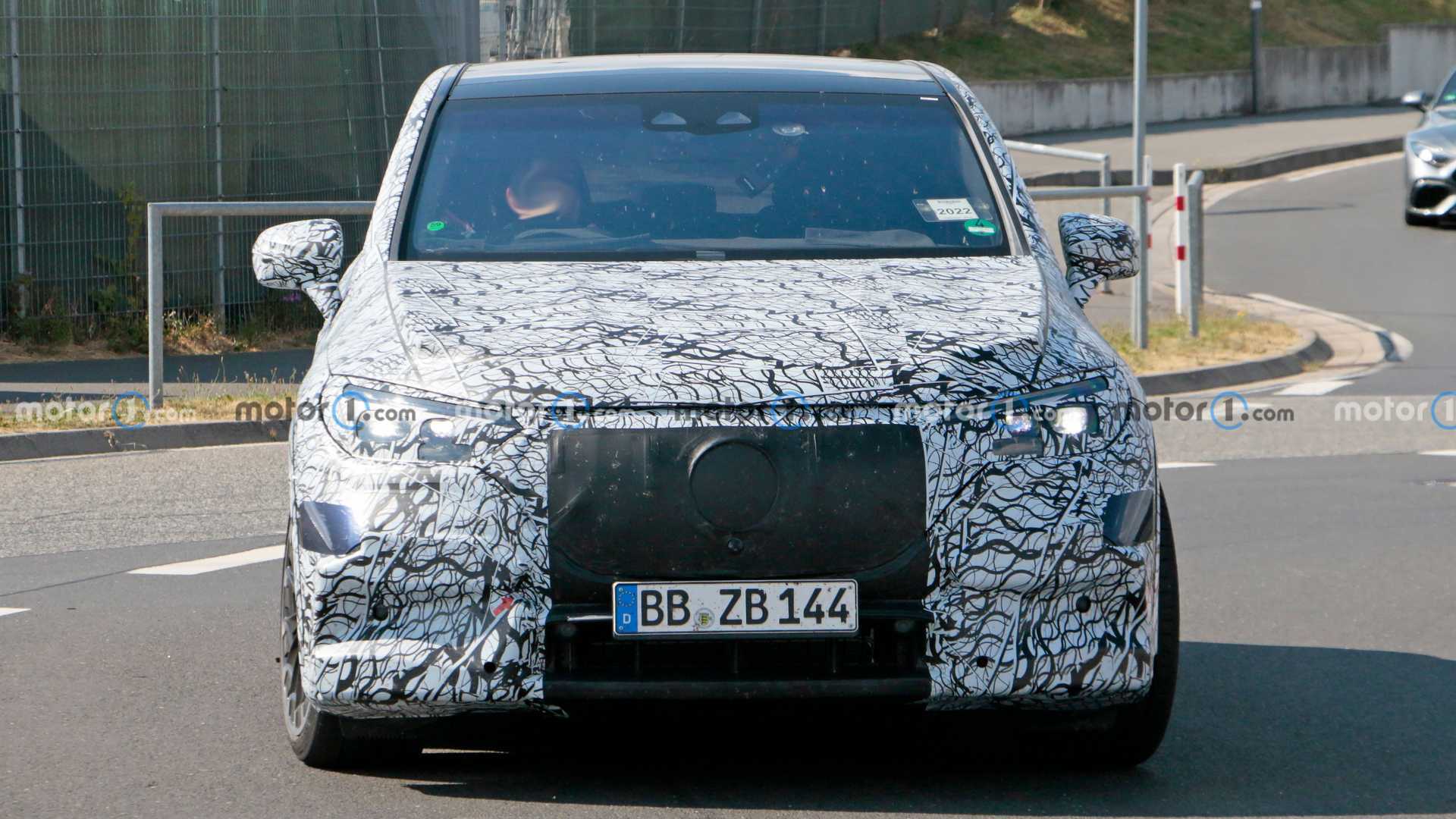 Начались испытания электрического кроссовера Mercedes-AMG EQE