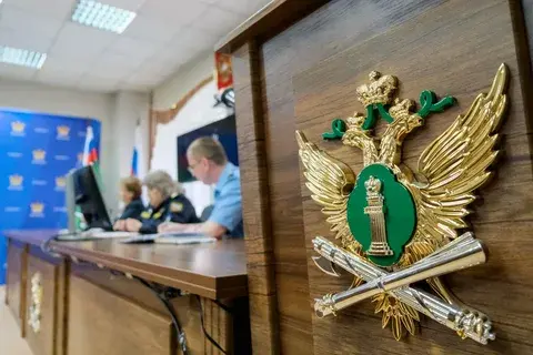 Жертва или преступник? Как пенсионер поздравил приставов с профессиональным праздником!