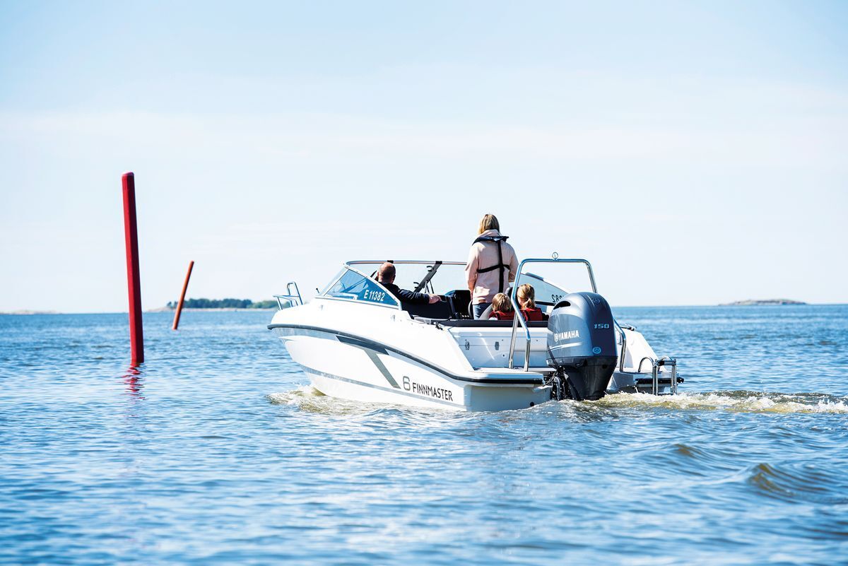 Морские знаки указывают путь цветом и формой