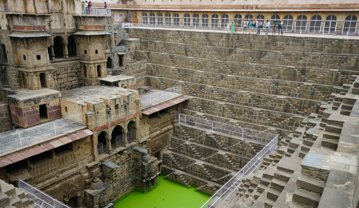 На обоих стенах висят обеи