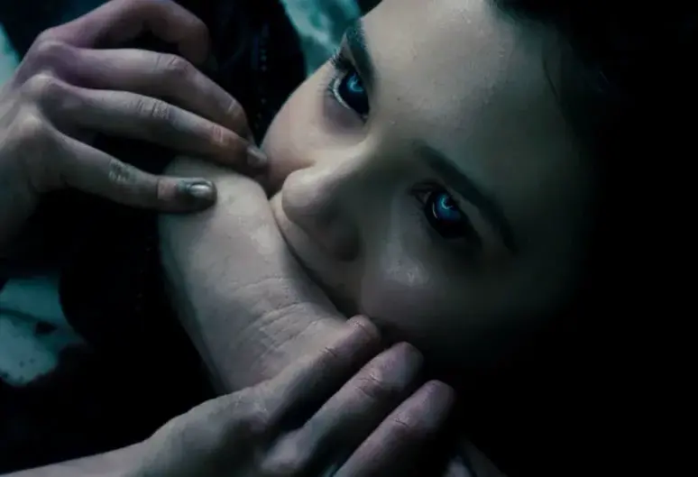 Печальный результат знакомства в соцсетях и романтического свидания. "Она вцепились в мою руку зубами и старалась выдрать из неё "кусок мяса"