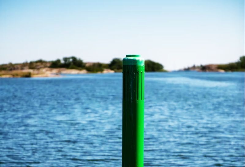 Морские знаки указывают путь цветом и формой