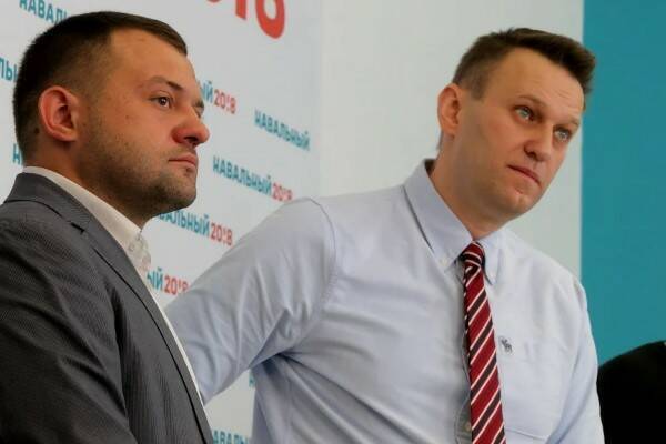 За границей пора открывать парламент - депутаты в изгнании