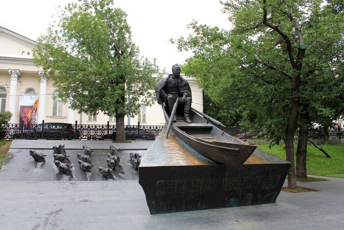 Памятник Шолохову, лодка, кони, ну причем тут зайцы