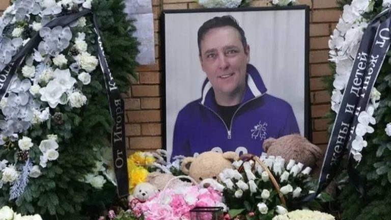 40 дней со дня смерти Юрия Шатунова: На Троекуровском кладбище в Москве фанаты экс-солиста «Ласкового мая» усыпали могилу певца белыми розами