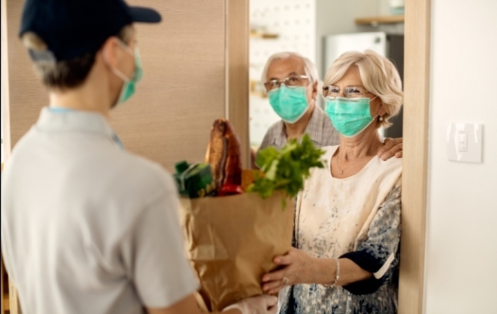 Продукты на дом: пенсионерам пообещали вместе с пенсией за август принести продукты