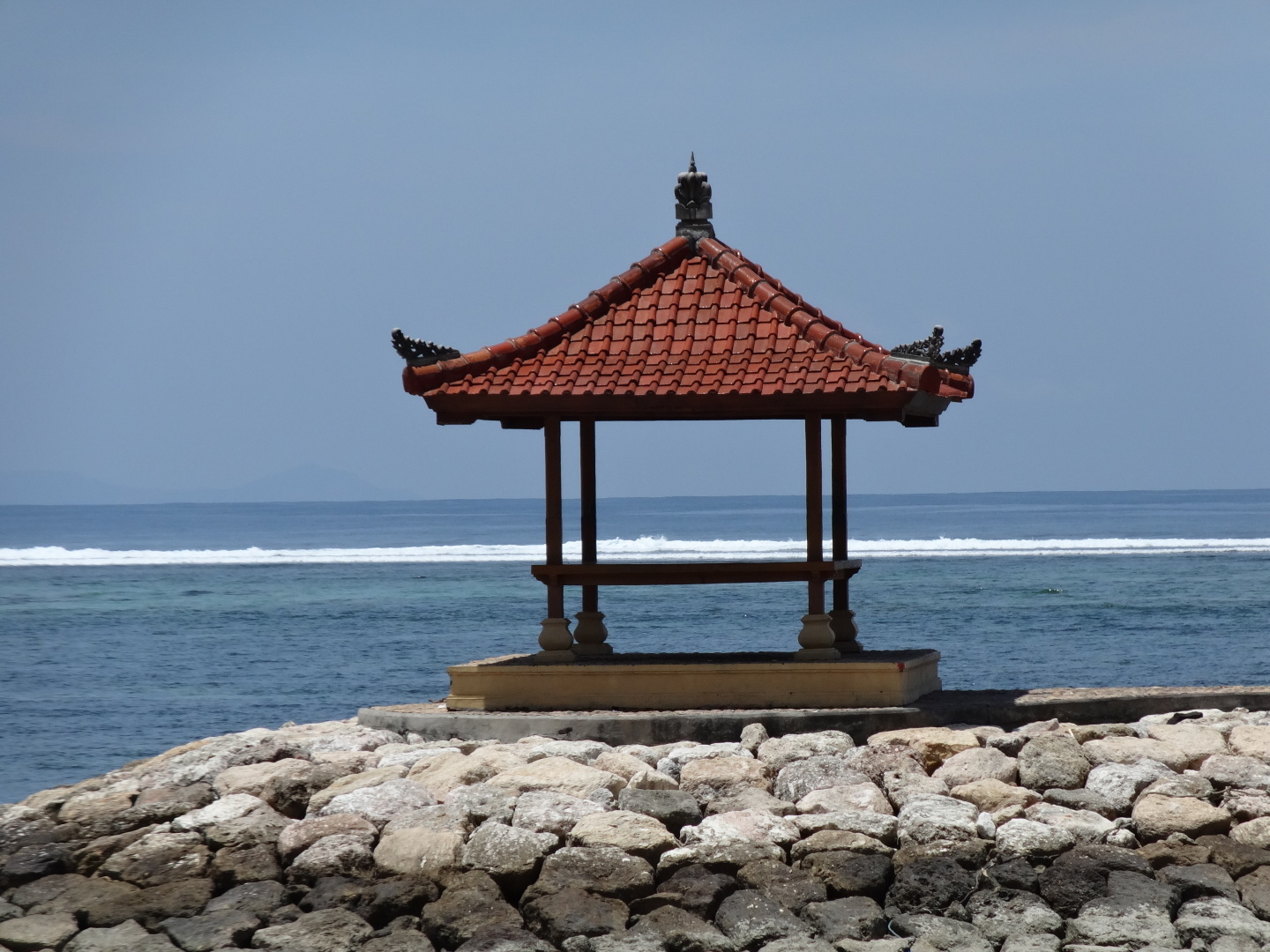 Топ-5 классных мест на Бали: старинные храмы, заброшенный отель с призраками, встречи с дельфинами