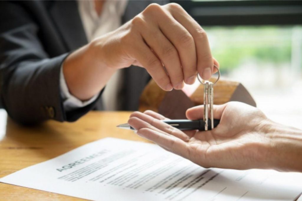 Сделки с недвижимостью через госуслуги. Что нужно знать?