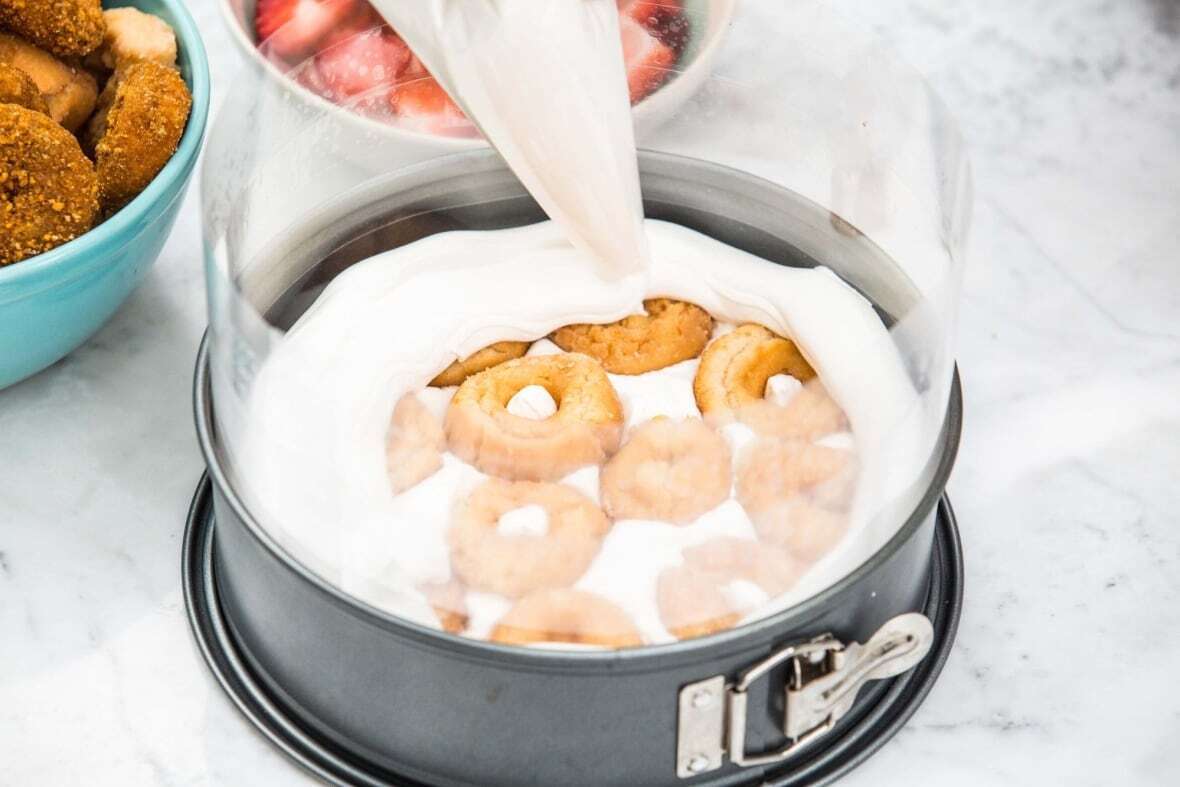 Этот простой мини-пончик без выпечки станет вашим новым украшением десертного стола.