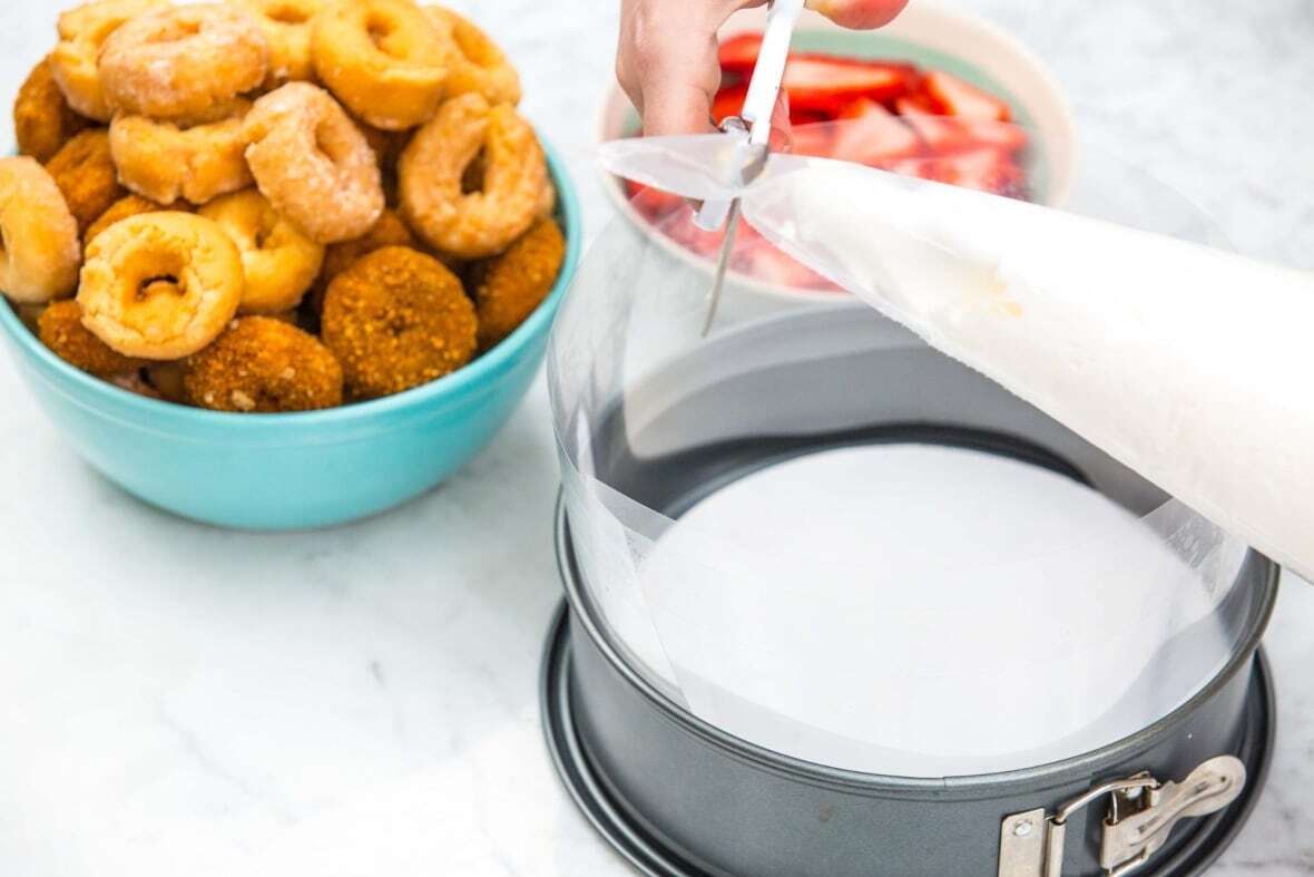 Этот простой мини-пончик без выпечки станет вашим новым украшением десертного стола.