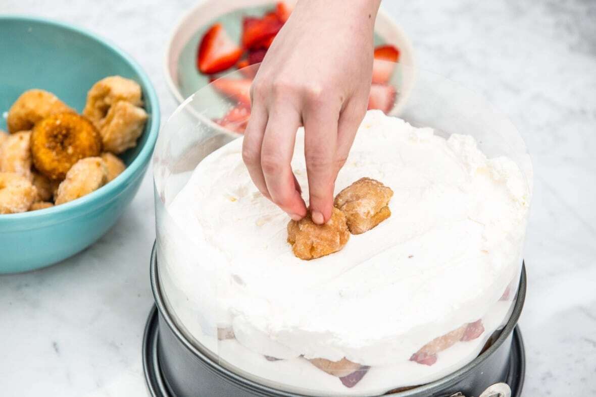 Этот простой мини-пончик без выпечки станет вашим новым украшением десертного стола.