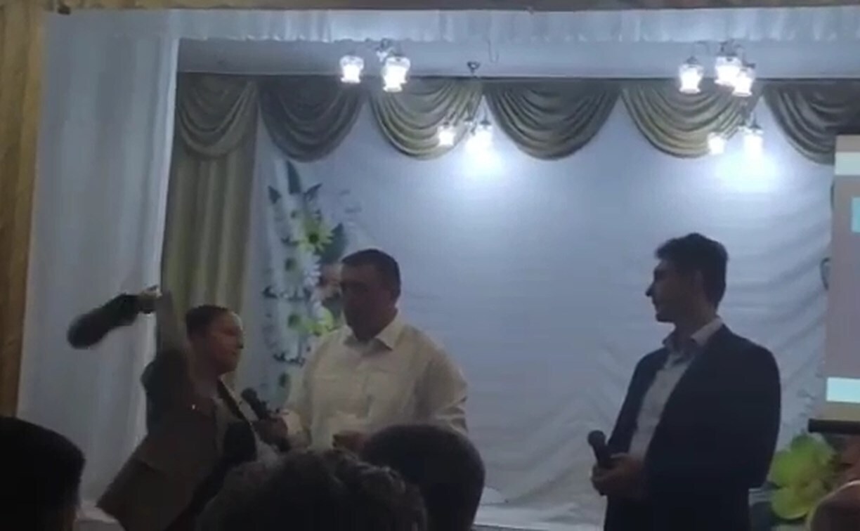 Вот так и живём. Отчаявшись, женщина бросила заплесневевший ботинок в мэра.