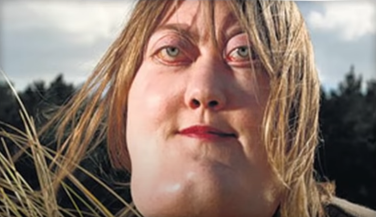 Женщина с необычной головой.