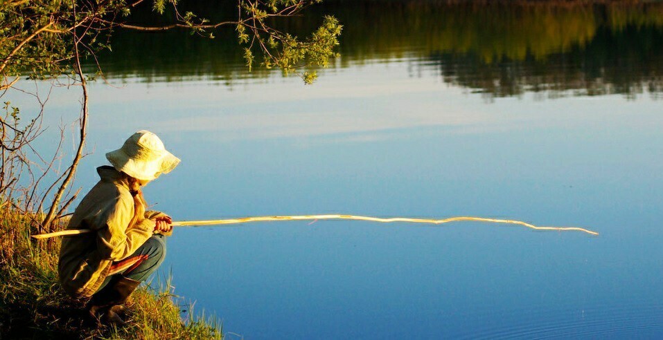 Детство: пруд, рассвет, рыба клюет, придут друзья начнем "морской бой", вечером дождик, будем пускать кораблики наперегонки и по лужам босиком!
